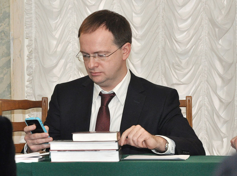 Министр культуры РФ Владимир Мединский оперативно получает информацию по iPhone во время Ученого совета