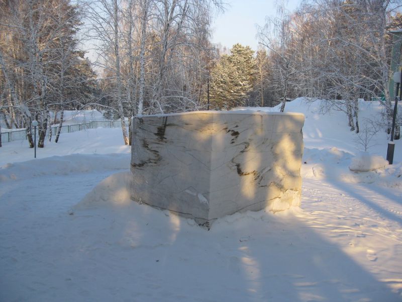 Мраморный куб во дворе санатория в Шушенском. Когда-то на нем стояла фигура Ленина, в 1990-е ее снесли. Фото: Евгений Антуфьев