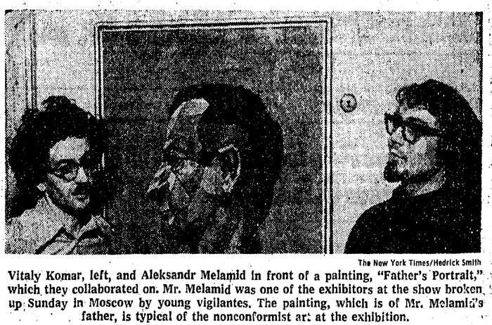 Фрагмент газеты The New York Times от 17 сентября 1974 года с фотографией Виталия Комара и Александра Меламида, позирующих на фоне картины «Портрет отца». © The New York Times