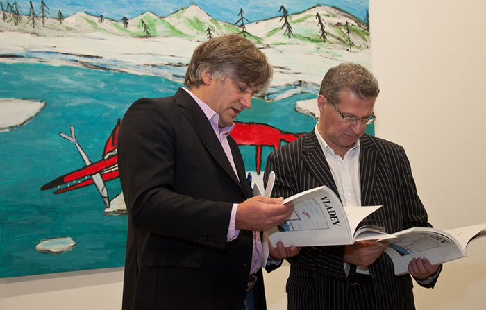 Коллекционеры Дмитрий Коваленко (слева) и Пьер Броше обсуждают результаты аукциона на фоне картины Инала Савченкова «Без названия», проданной за €10 тыс.
